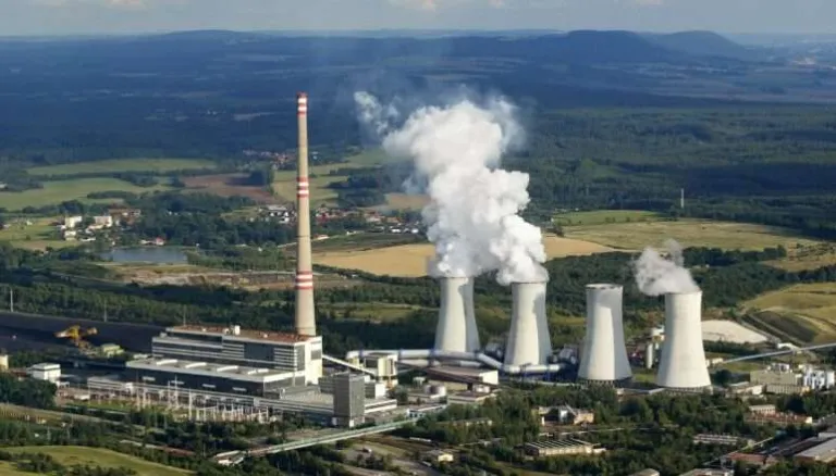 Elektrárna Chvaletice v krajině Železných hor