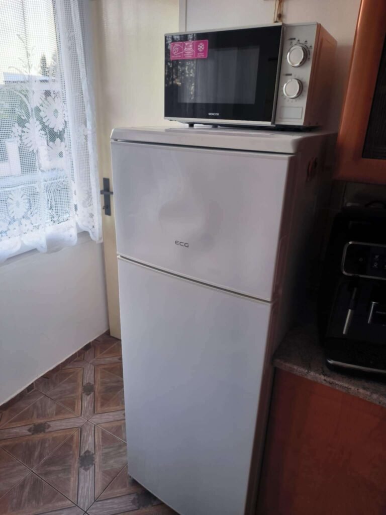 Lednice s mrazákem + mikrovlnka