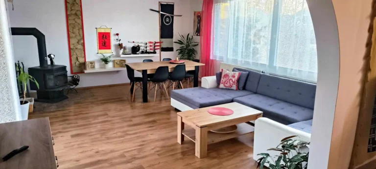 Obývací pokoj s jídelním stolem a rozkládací sedačkou