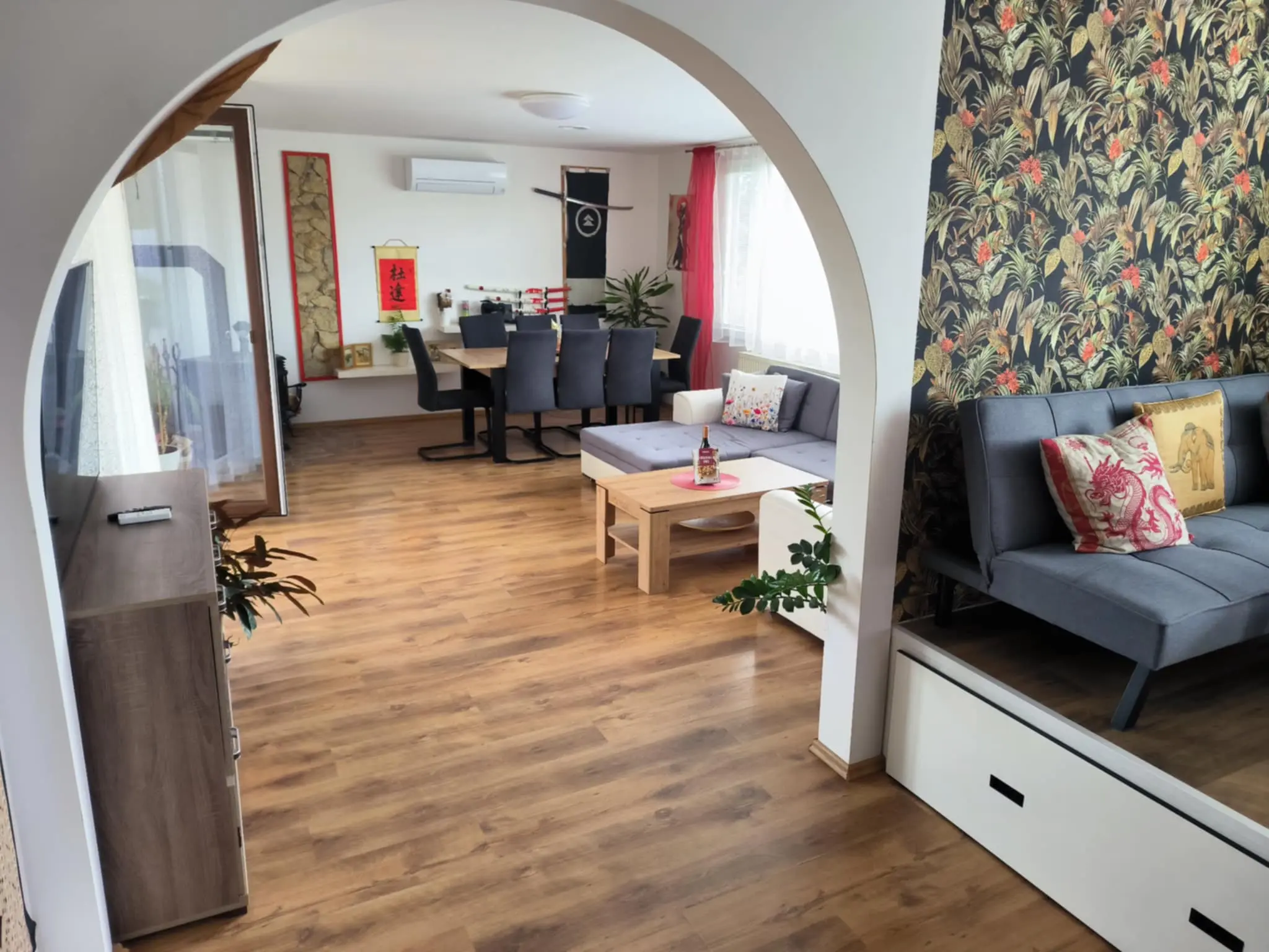 Obývací pokoj House of Relax s jídelním stolem a sedačkou