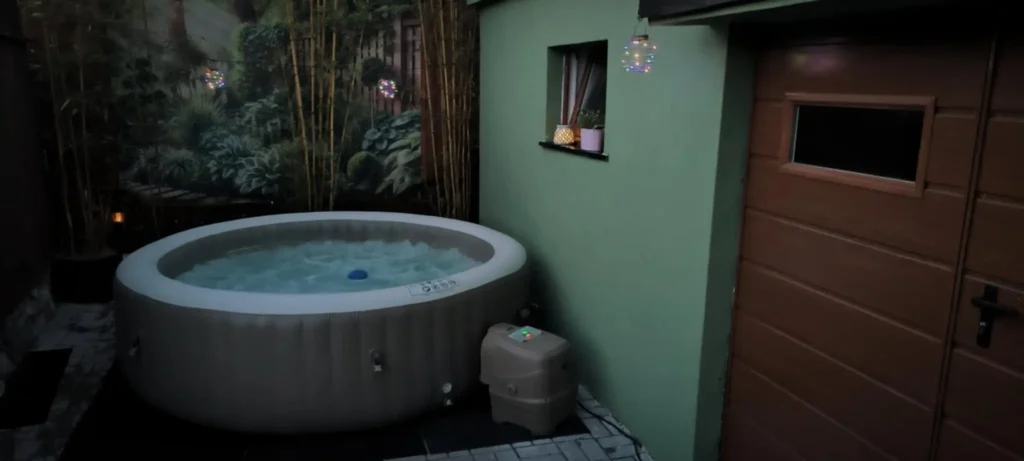 Venkovní vířivka House of Relax večer s osvětlením